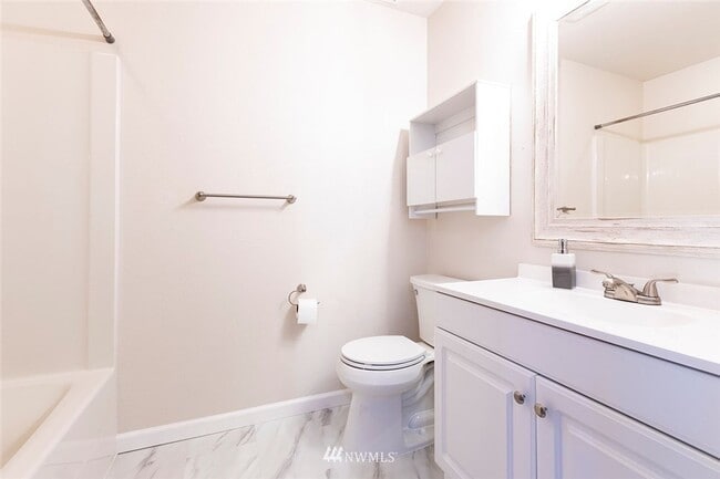 Building Photo - Spacious 3-Bedroom Home Near Horseshoe Lake
