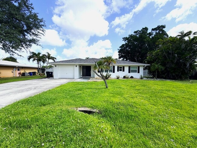 Building Photo - 3/2/1 car garage in S. Ft. Myers Off Cypress Lake!