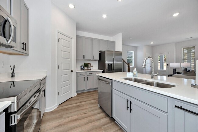 Building Photo - BRAND NEW 3 Bed 2.5 bathroom townhomes in Madison!