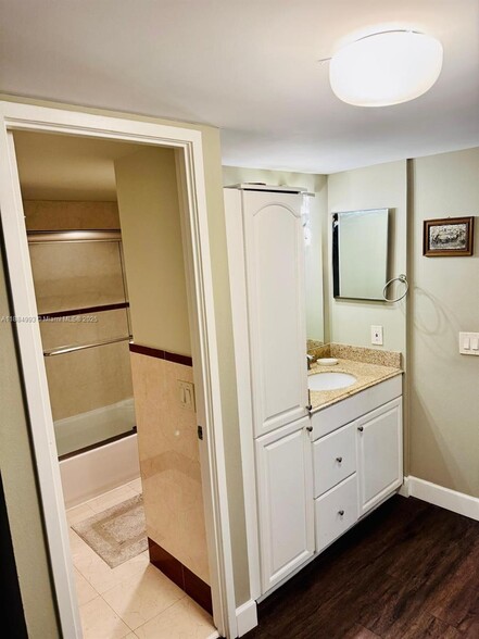 Building Photo - 3701 N Country Club Dr