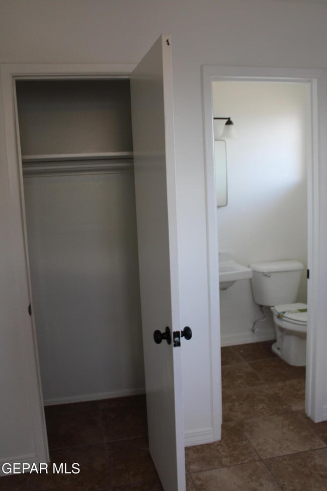 Building Photo - 5656 Sun Valley Dr