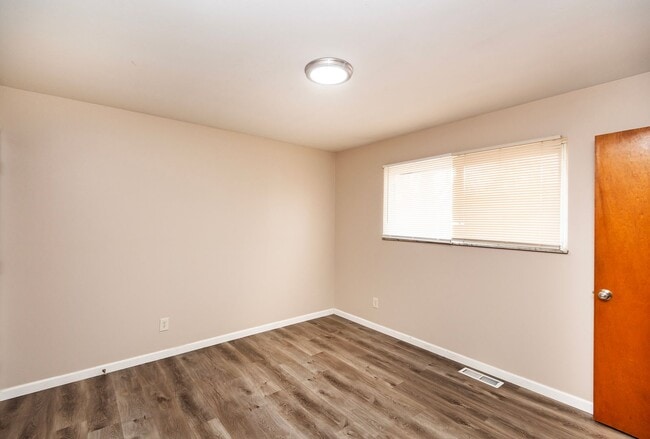 Building Photo - Lovely 3 Bedroom 2 Bathroom Home