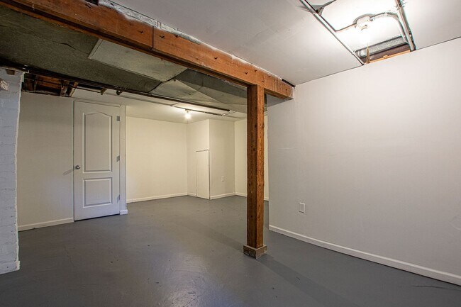 Building Photo - 3 Bedroom Duplex near downtown Omaha