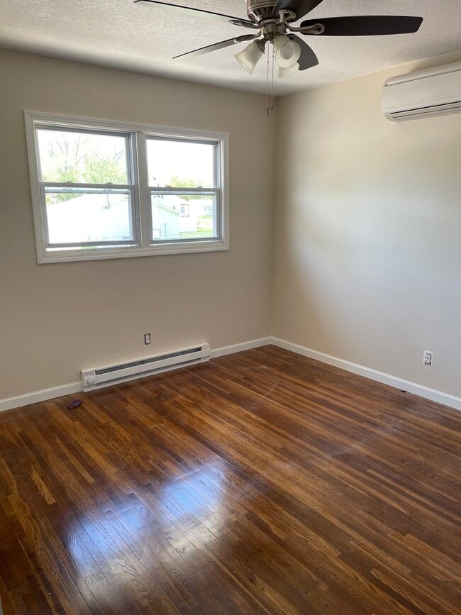Building Photo - 2 Bedroom, 1 Bathroom Duplex in Camanche, IA