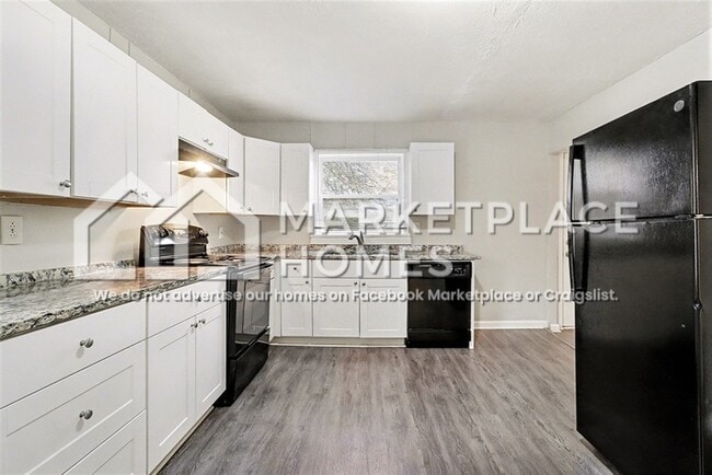 Building Photo - 939 Redford Dr SE