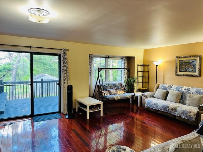 Building Photo - 811 Maple Hill Dr