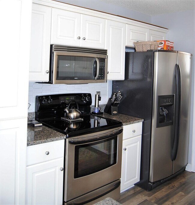 Building Photo - Wonderful Home in the Willow Lakes Community!