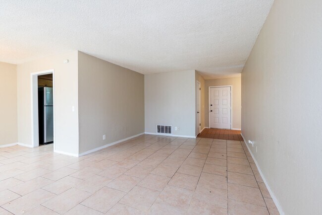 Building Photo - 4902 S Gum Ave
