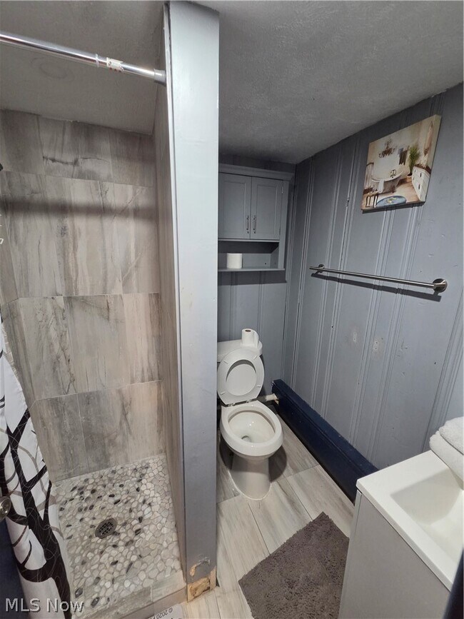 Building Photo - 1275 S Green Rd