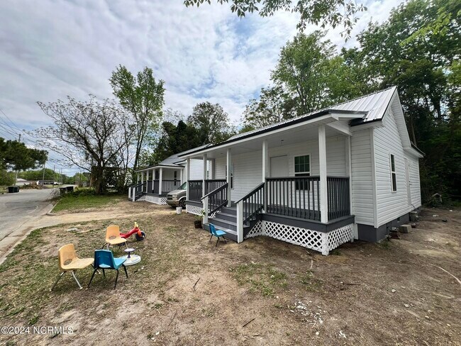 Building Photo - 112 E Dewey St