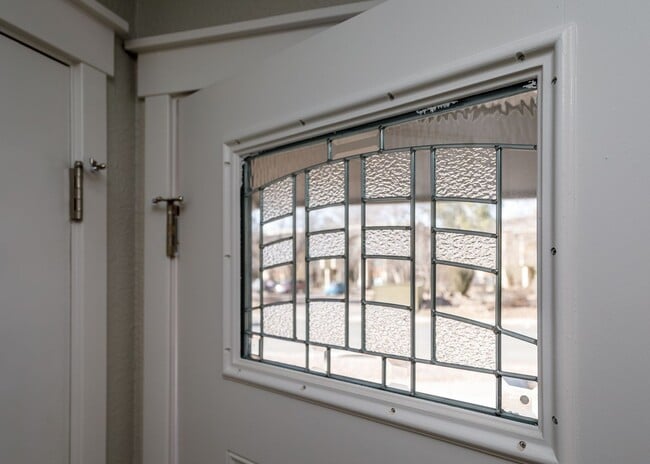 Building Photo - Newly Remodeled 5 Bed Home with Huge Yard