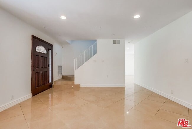 Building Photo - 687 Mt Carmel Dr