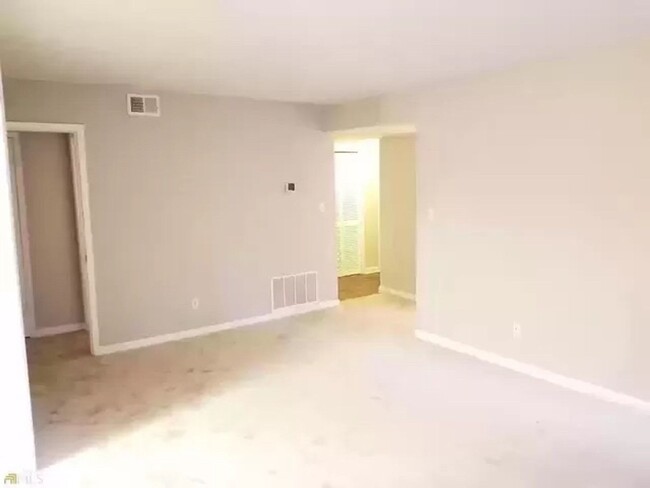 Building Photo - Room in 2 Bedroom Condo at Roberts Dr
