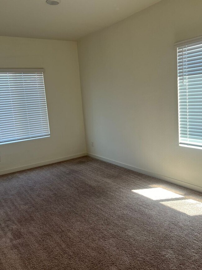 Building Photo - 1095 Wake Forest Ct