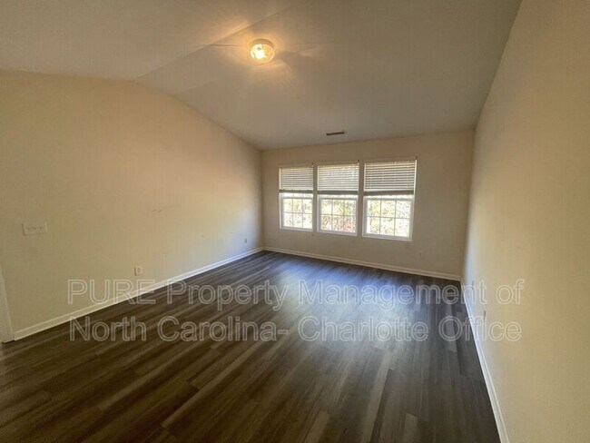Building Photo - 705 Weeping Willow Dr