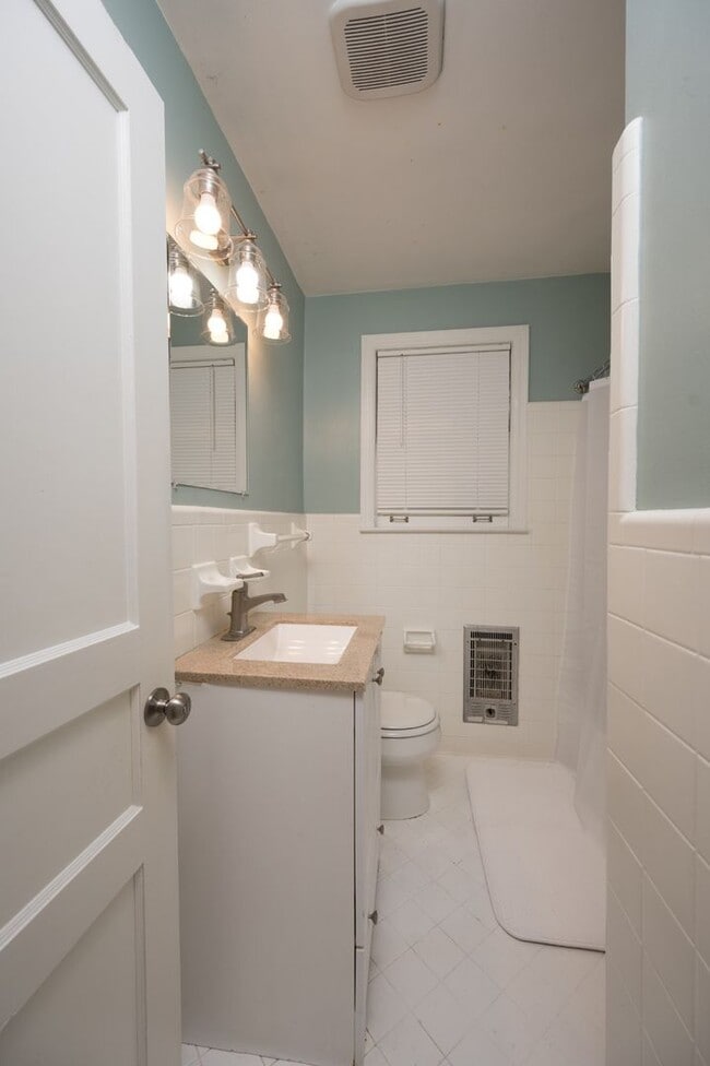 Building Photo - **UPDATED 3-BEDROOM DUPLEX WITH ATTACHED G...