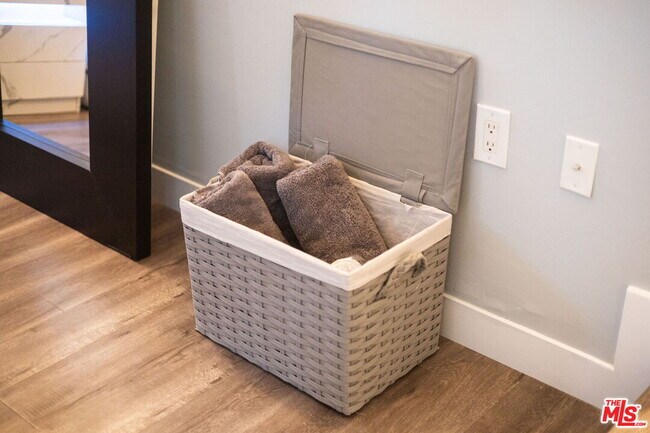 Building Photo - 8345 White Oak Ave