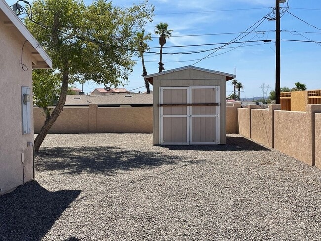 Building Photo - Move in ready, Call for a showing.