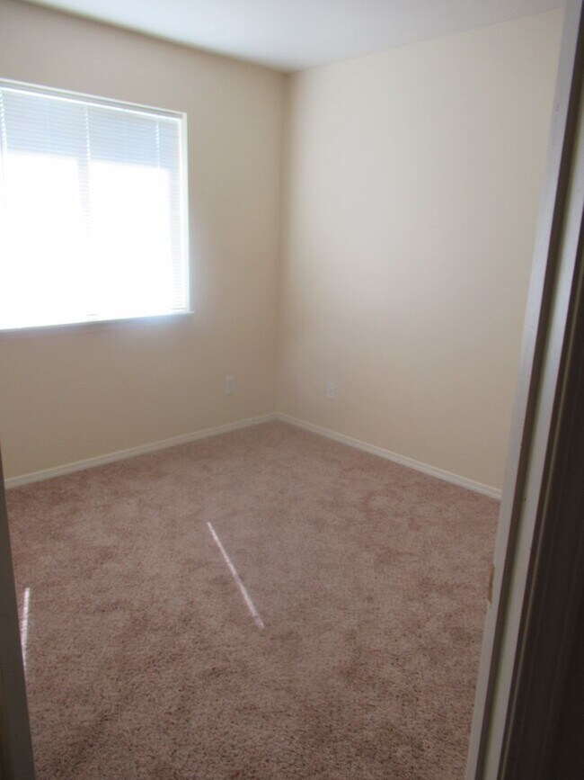 Building Photo - Townhome in CDA!