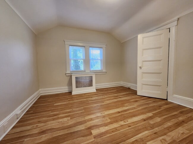 Building Photo - 181 Forest St