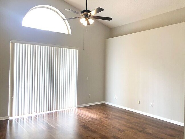 Building Photo - Lovely 3/2 Spacious Home and a 2 Car Garag...