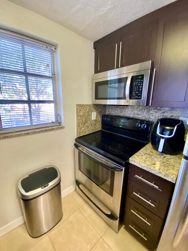 Building Photo - 8600 SW 109th Ave