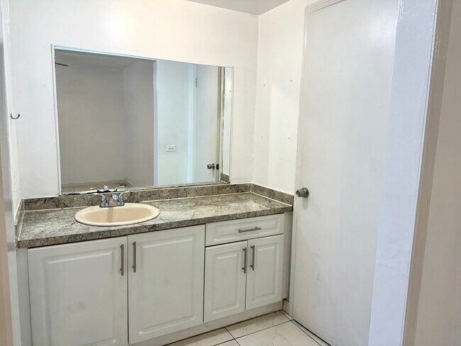 Building Photo - 1525 NW 19th Ter