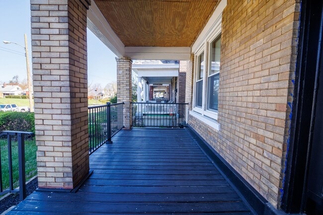 Building Photo - 402 Woodland Ave