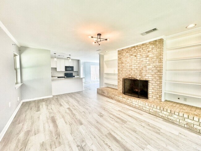 Building Photo - Beautiful 3BR/2BA Home with Sunroom, Formal Dining & Large Backyard