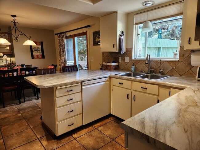 Building Photo - 2479 Holiday Ranch Loop Rd