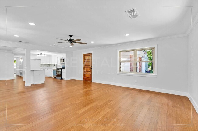 Building Photo - Newly Renovated 3 Bed / 2.5 Bath with Doub...