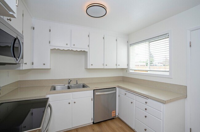 Building Photo - Remodeled 2BR w/ Garage, Fenced Yard & Stainless Steel Appliances