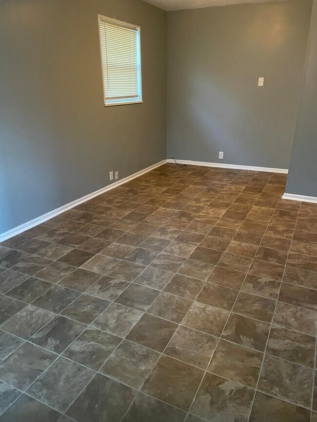 Building Photo - "Charming 3-Bed Sanctuary in St. Louis – Cozy Comfort Awaits on Ventura Drive!"  We accept sectio...