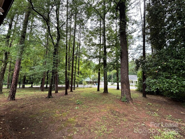 Building Photo - 2023 Robin Rd