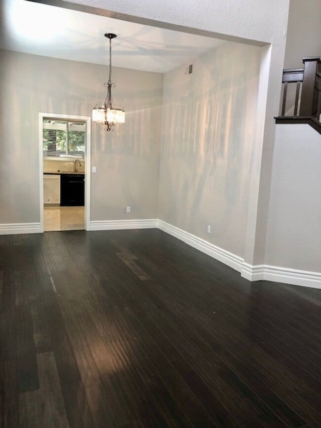 Building Photo - Spacious and beautiful 3 bedroom 2.5 bath ...