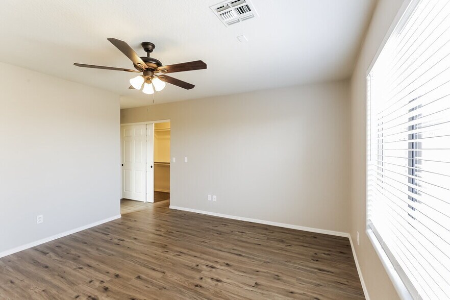 Building Photo - 2638 E Valencia Dr