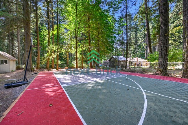Building Photo - Spacious 5-Bedroom Haven with 3 Full Baths in Redmond – Your Dream Home Awaits!