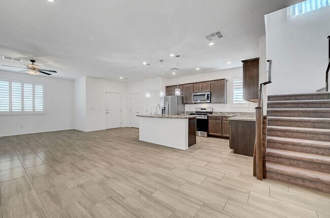 Building Photo - Stunning 3 Bedroom in Skye Canyon Master P...