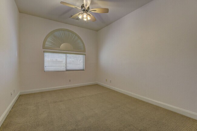 Building Photo - 5 bed / 3 bath / 3 car with Pool & Spa