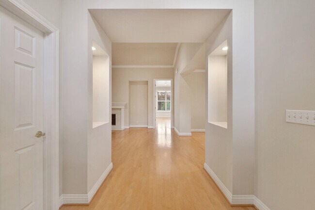 Building Photo - Luxury 4 bedroom/3 bathroom home in Menlo ...