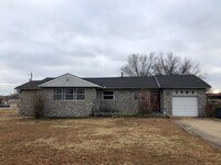 Building Photo - 3 bdrm plus bonus roo. Section 8 is ok