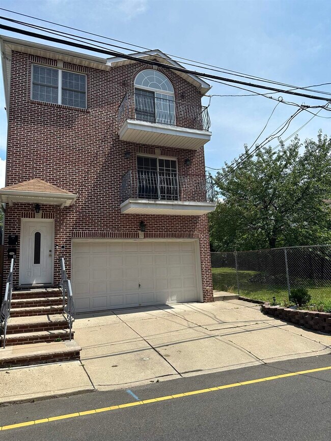 Building Photo - 2024 Grand Ave