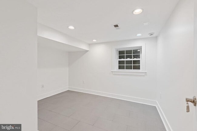 Building Photo - 1110 Orren St NE