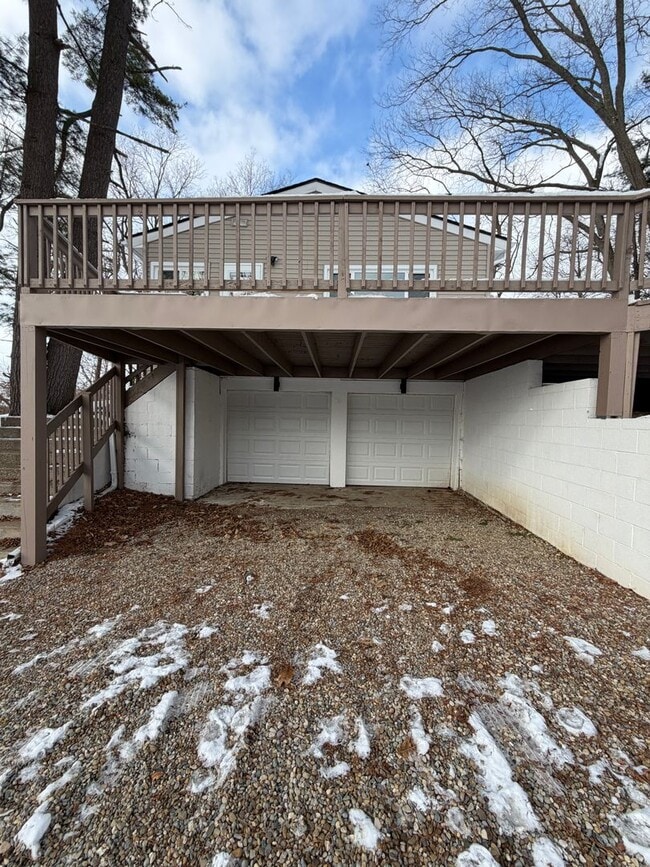 Building Photo - Beautifully Renovated 3/2 in Huge Lot