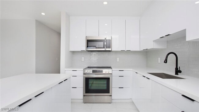 Building Photo - 9002 Somerset Ln
