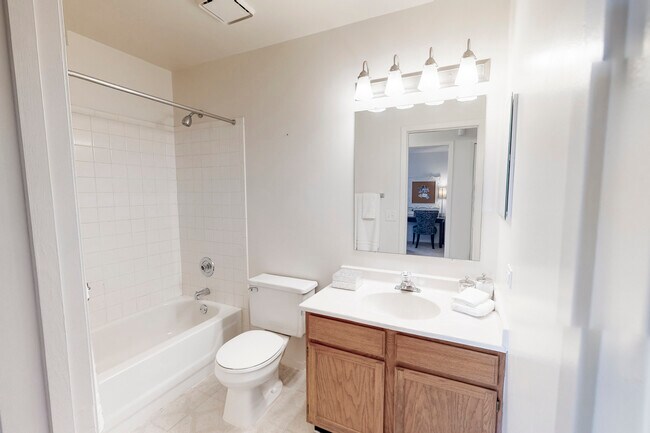 Building Photo - 1128 Johnson Dr