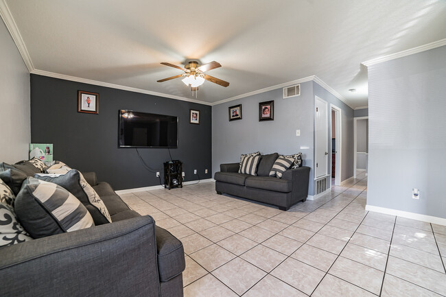 Family Room - 1907 Greenhill Dr