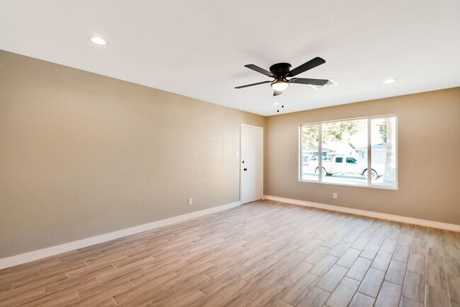 Building Photo - 5-Bedroom Tempe Home with Private Pool Near ASU Campus