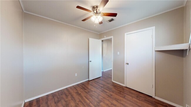 Building Photo - 204 Lynn Dr