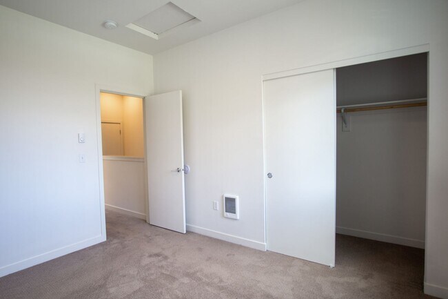 Building Photo - St. Johns-Sleek Modern Townhouse Ready Now!